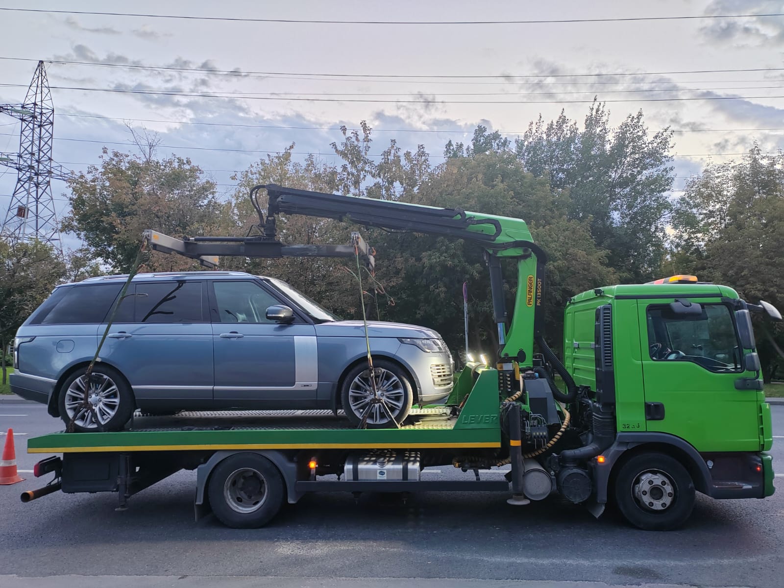 Эвакуатор-манипулятор в действии